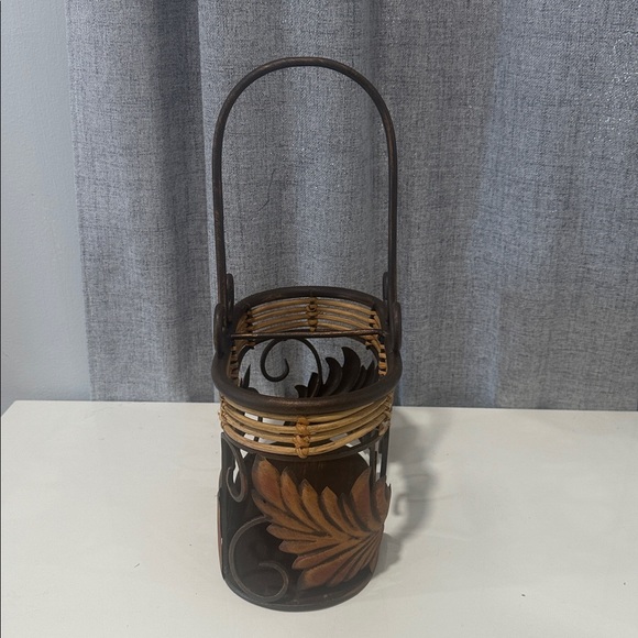 Wicker and Metal Basket with Leaf Design. - Picture 3 of 7